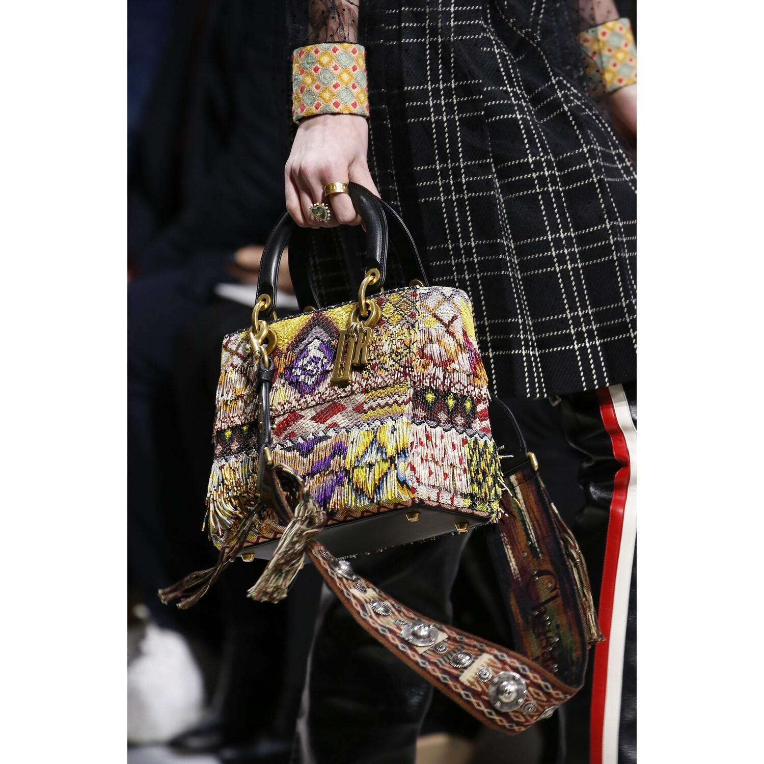 Фото Details Christian Dior , Details Dior Fall 2018 Ready-to-Wear , Детали показа Кристиан Диор , Детали показа Диор осень зима 2018 , Fashion show , неделя моды в Париже , PFW , Мария Грация Кьюри , Mainstyles